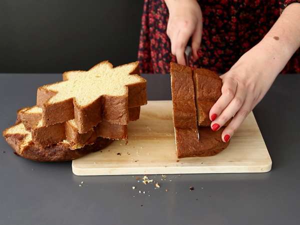 Μπριός Pandoro γεμισμένος με κρέμα Nutella και κρέμα βανίλιας σε σχήμα χριστουγεννιάτικου δέντρου - Προετοιμασία βήμα 5