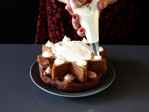 Μπριός Pandoro γεμισμένος με κρέμα Nutella και κρέμα βανίλιας σε σχήμα χριστουγεννιάτικου δέντρου - Προετοιμασία βήμα 7