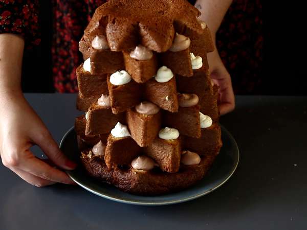Μπριός Pandoro γεμισμένος με κρέμα Nutella και κρέμα βανίλιας σε σχήμα χριστουγεννιάτικου δέντρου - Προετοιμασία βήμα 8