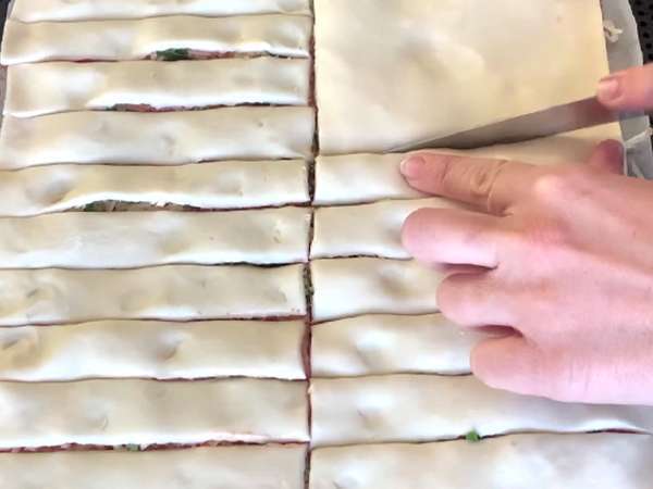 Maxi twists σφολιάτας (ντομάτα, ζαμπόν, μοτσαρέλα, μαϊντανός) - Προετοιμασία βήμα 4