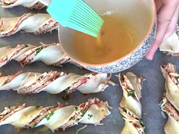 Maxi twists σφολιάτας (ντομάτα, ζαμπόν, μοτσαρέλα, μαϊντανός) - Προετοιμασία βήμα 6