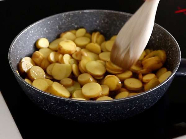 Huevos rotos, η πανεύκολη ισπανική συνταγή με βάση τις πατάτες και τα αυγά - Προετοιμασία βήμα 1
