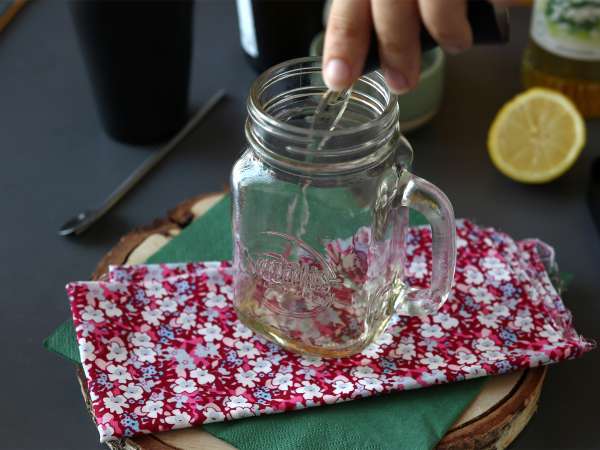 Hugo Spritz με σιρόπι από elderflower, ένα φρέσκο και γλυκό κοκτέιλ - Προετοιμασία βήμα 1