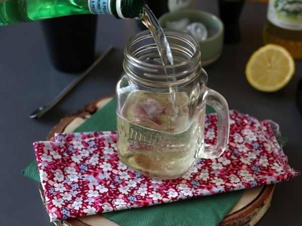 Hugo Spritz με σιρόπι από elderflower, ένα φρέσκο και γλυκό κοκτέιλ - Προετοιμασία βήμα 2