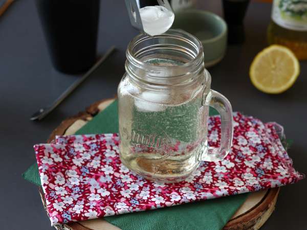 Hugo Spritz με σιρόπι από elderflower, ένα φρέσκο και γλυκό κοκτέιλ - Προετοιμασία βήμα 3