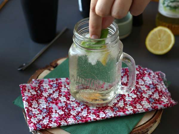 Hugo Spritz με σιρόπι από elderflower, ένα φρέσκο και γλυκό κοκτέιλ - Προετοιμασία βήμα 4