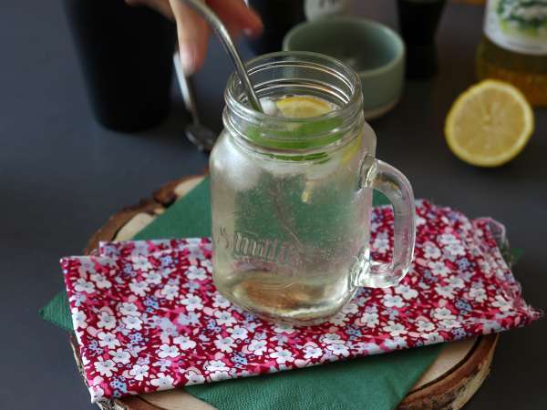 Hugo Spritz με σιρόπι από elderflower, ένα φρέσκο και γλυκό κοκτέιλ - Προετοιμασία βήμα 5
