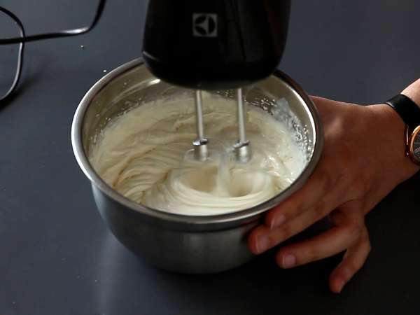 Εύκολο ρολό με γεύση Kinder Bueno, ιδανικό για τούρτα γενεθλίων ή χριστουγεννιάτικο κούτσουρο! - Προετοιμασία βήμα 6