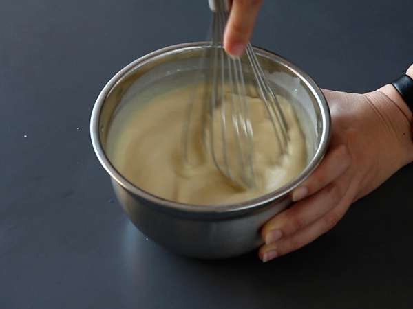 Choco flan, ο τέλειος συνδυασμός ενός ζουμερού κέικ σοκολάτας και ενός flan καραμέλας βανίλιας - Προετοιμασία βήμα 3