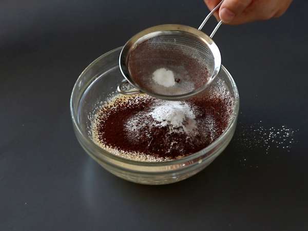 Choco flan, ο τέλειος συνδυασμός ενός ζουμερού κέικ σοκολάτας και ενός flan καραμέλας βανίλιας - Προετοιμασία βήμα 6