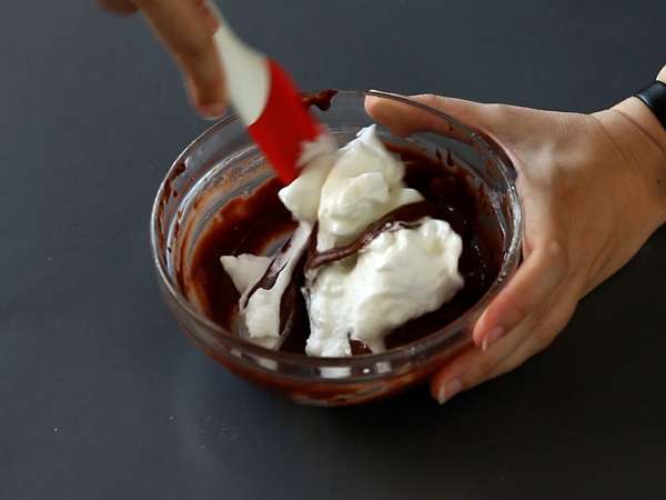 Choco flan, ο τέλειος συνδυασμός ενός ζουμερού κέικ σοκολάτας και ενός flan καραμέλας βανίλιας - Προετοιμασία βήμα 7