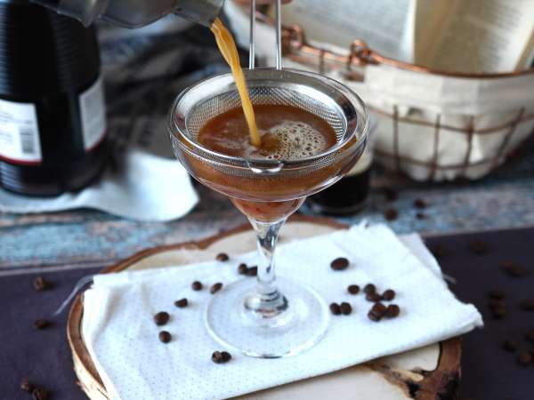 Espresso Martini, το τέλειο κοκτέιλ για τους λάτρεις του καφέ - Προετοιμασία βήμα 4