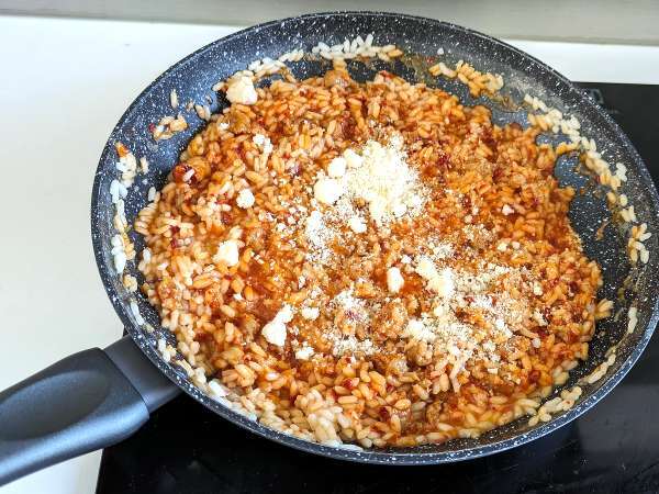 Ριζότο 'nduja και λουκάνικο, ένα πρώτο πιάτο με έντονη γεύση - Προετοιμασία βήμα 6