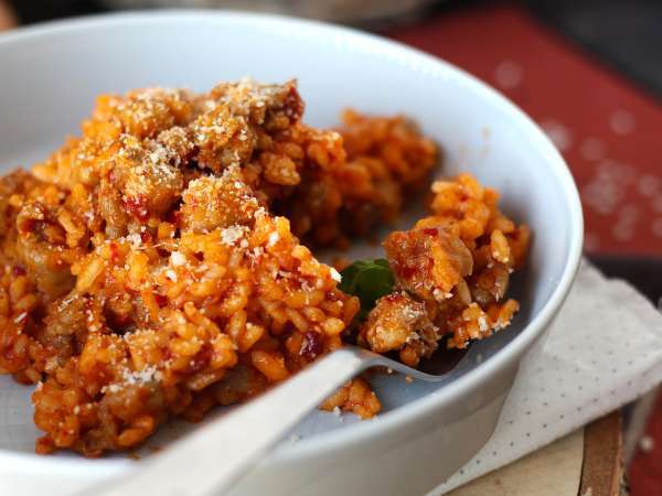 Ριζότο 'nduja και λουκάνικο, ένα πρώτο πιάτο με έντονη γεύση - Προετοιμασία βήμα 7