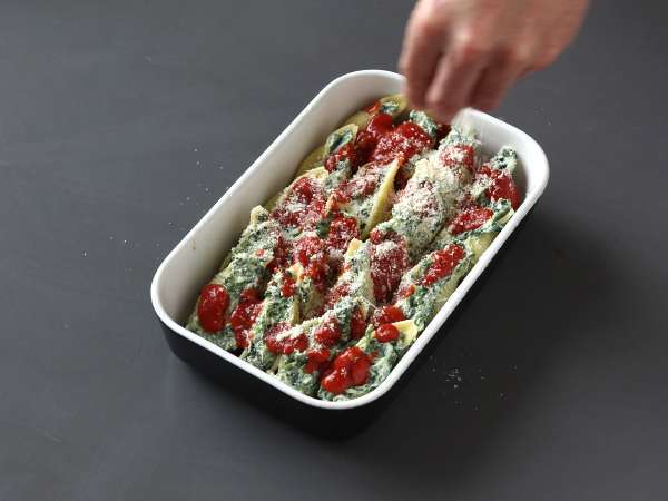 Conchiglioni γεμιστά με ρικότα και σπανάκι: ένα ακαταμάχητο ψητό χορτοφαγικό πιάτο - Προετοιμασία βήμα 8