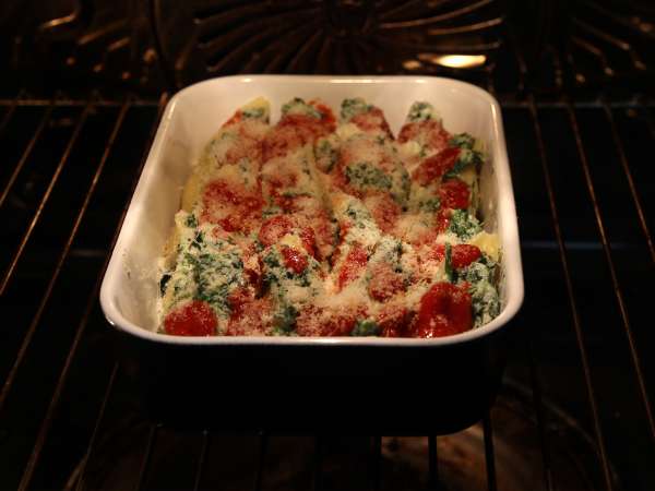 Conchiglioni γεμιστά με ρικότα και σπανάκι: ένα ακαταμάχητο ψητό χορτοφαγικό πιάτο - Προετοιμασία βήμα 9