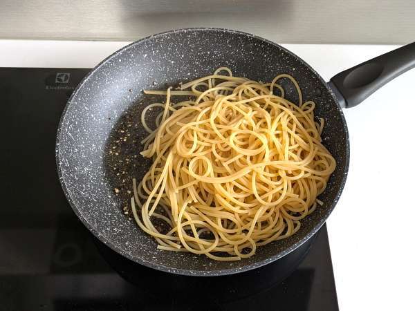 Σπαγγέτι cacio e pepe: 3 υλικά, μια έκρηξη γεύσης! - Προετοιμασία βήμα 5