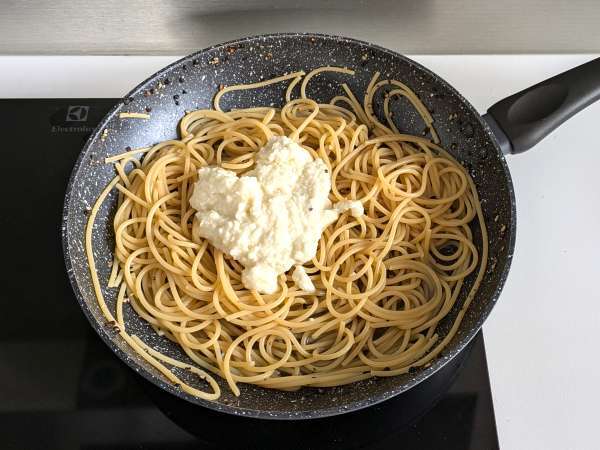 Σπαγγέτι cacio e pepe: 3 υλικά, μια έκρηξη γεύσης! - Προετοιμασία βήμα 8