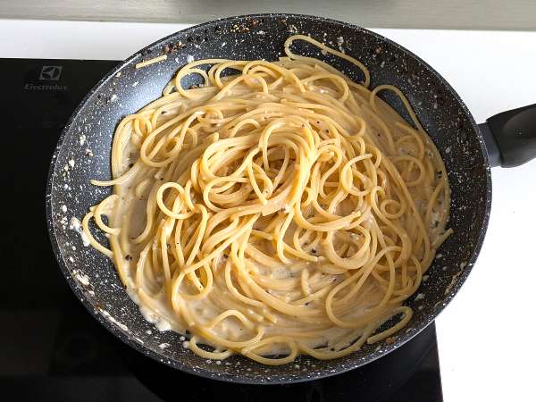 Σπαγγέτι cacio e pepe: 3 υλικά, μια έκρηξη γεύσης! - Προετοιμασία βήμα 9