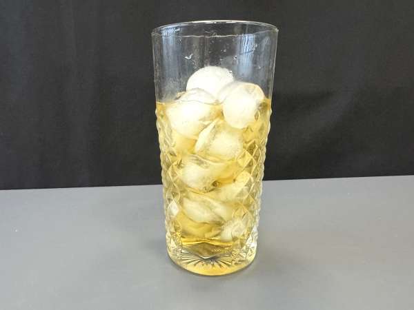 Martini Spritz χωρίς αλκοόλ, ένα γλυκό, λουλουδάτο κοκτέιλ για το απεριτίφ - Προετοιμασία βήμα 2
