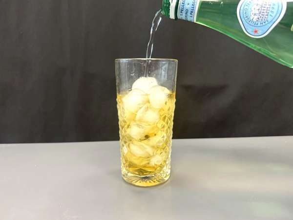 Martini Spritz χωρίς αλκοόλ, ένα γλυκό, λουλουδάτο κοκτέιλ για το απεριτίφ - Προετοιμασία βήμα 3