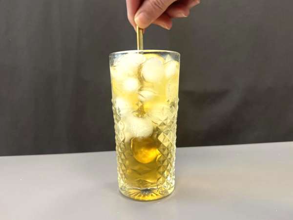 Martini Spritz χωρίς αλκοόλ, ένα γλυκό, λουλουδάτο κοκτέιλ για το απεριτίφ - Προετοιμασία βήμα 4