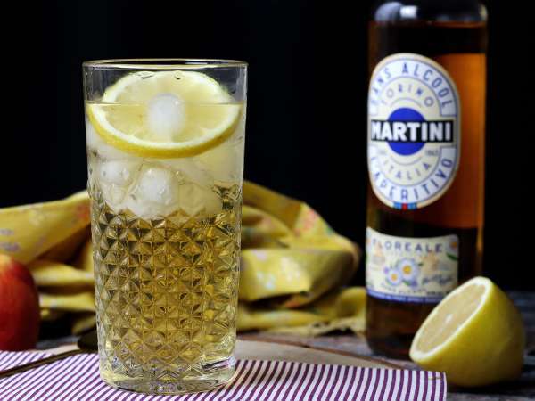 Martini Spritz χωρίς αλκοόλ, ένα γλυκό, λουλουδάτο κοκτέιλ για το απεριτίφ - Προετοιμασία βήμα 5