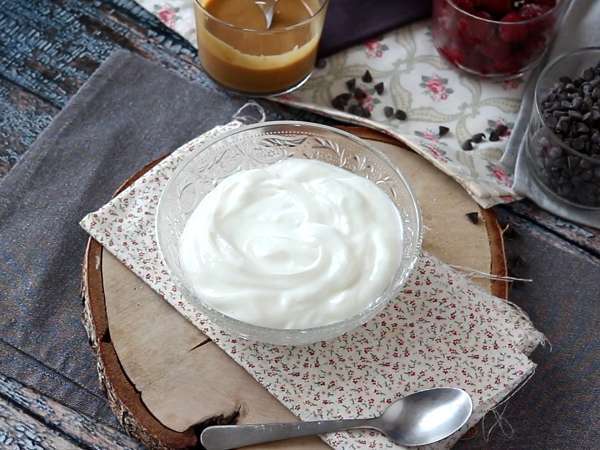 Μπολ Skyr με κόκκινα φρούτα, φυστικοβούτυρο και σοκολάτα - Προετοιμασία βήμα 1