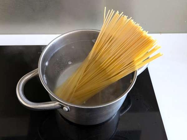Spaghetti al fuoco di Bacco: ζυμαρικά με κόκκινο κρασί για να φέρετε κάτι ξεχωριστό στο τραπέζι - Προετοιμασία βήμα 2
