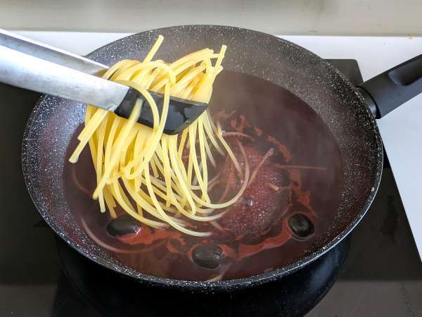 Spaghetti al fuoco di Bacco: ζυμαρικά με κόκκινο κρασί για να φέρετε κάτι ξεχωριστό στο τραπέζι - Προετοιμασία βήμα 3