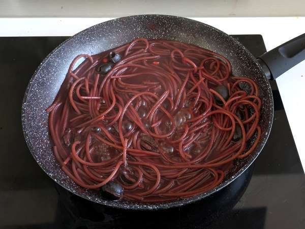 Spaghetti al fuoco di Bacco: ζυμαρικά με κόκκινο κρασί για να φέρετε κάτι ξεχωριστό στο τραπέζι - Προετοιμασία βήμα 4
