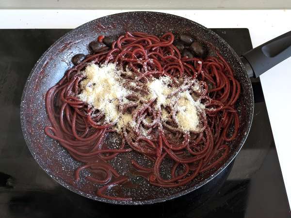 Spaghetti al fuoco di Bacco: ζυμαρικά με κόκκινο κρασί για να φέρετε κάτι ξεχωριστό στο τραπέζι - Προετοιμασία βήμα 5