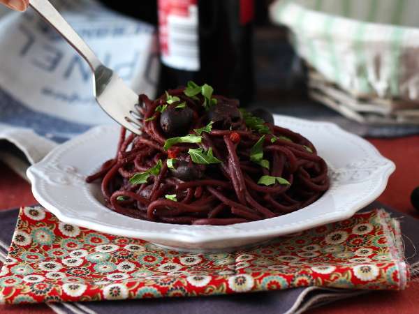 Spaghetti al fuoco di Bacco: ζυμαρικά με κόκκινο κρασί για να φέρετε κάτι ξεχωριστό στο τραπέζι - Προετοιμασία βήμα 7