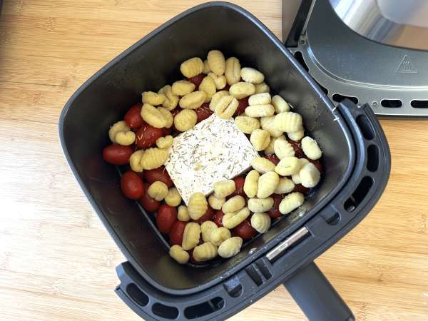 Ψητά νιόκι φέτας στο Airfryer, ένα σούπερ γρήγορο πιάτο με ντοματίνια και φέτα! - Προετοιμασία βήμα 2