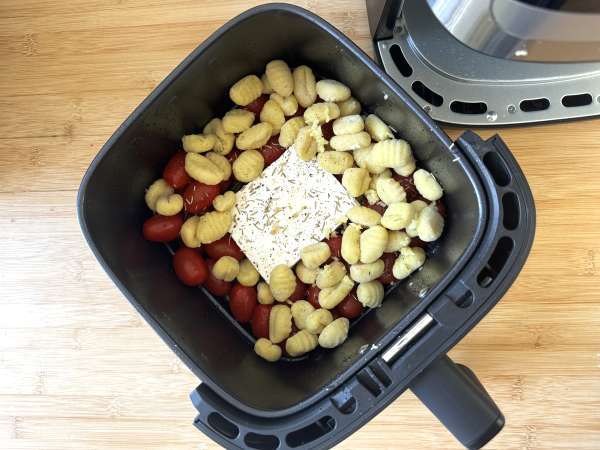 Ψητά νιόκι φέτας στο Airfryer, ένα σούπερ γρήγορο πιάτο με ντοματίνια και φέτα! - Προετοιμασία βήμα 3