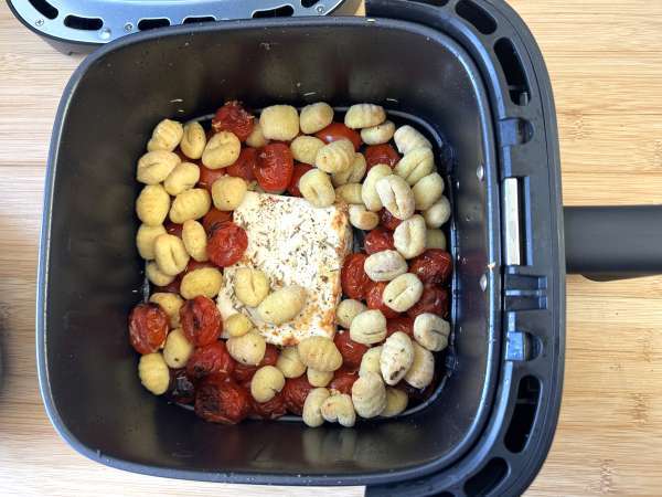 Ψητά νιόκι φέτας στο Airfryer, ένα σούπερ γρήγορο πιάτο με ντοματίνια και φέτα! - Προετοιμασία βήμα 4