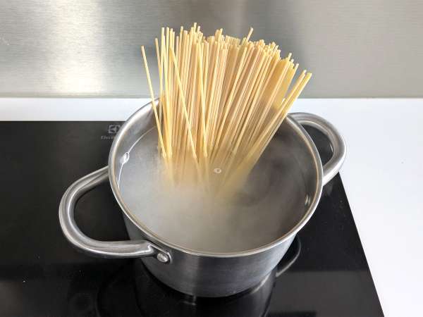 Spaghetti aglio, olio e peperoncino: το πιάτο της τελευταίας στιγμής της ιταλικής παράδοσης - Προετοιμασία βήμα 1