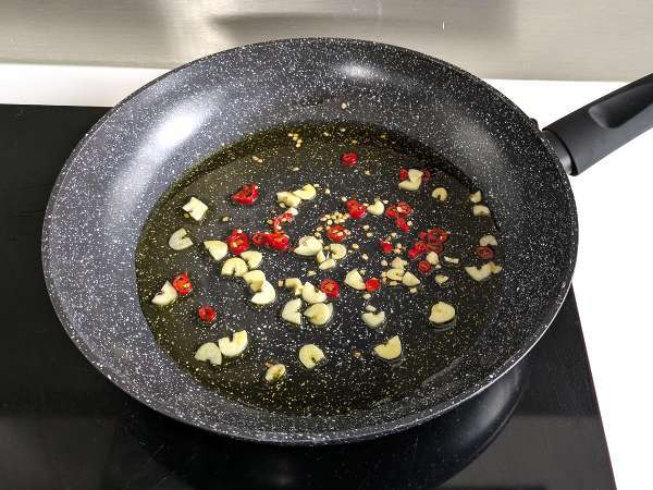 Spaghetti aglio, olio e peperoncino: το πιάτο της τελευταίας στιγμής της ιταλικής παράδοσης - Προετοιμασία βήμα 5