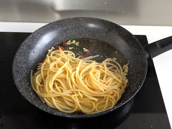 Spaghetti aglio, olio e peperoncino: το πιάτο της τελευταίας στιγμής της ιταλικής παράδοσης - Προετοιμασία βήμα 6