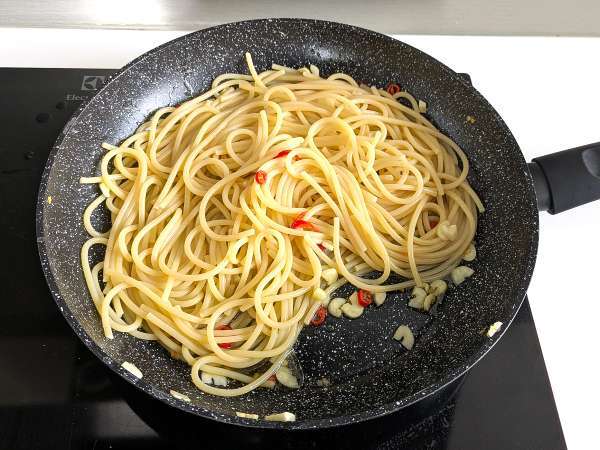 Spaghetti aglio, olio e peperoncino: το πιάτο της τελευταίας στιγμής της ιταλικής παράδοσης - Προετοιμασία βήμα 7