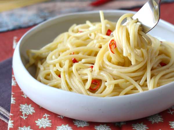 Spaghetti aglio, olio e peperoncino: το πιάτο της τελευταίας στιγμής της ιταλικής παράδοσης - Προετοιμασία βήμα 8