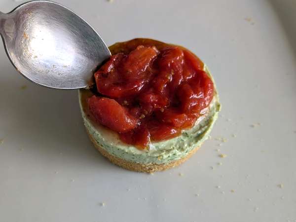 Αλμυρό cheesecake μιας μερίδας με βασιλικό και ντοματίνια: νόστιμη ιδέα για μπουφέ και απεριτίφ - Προετοιμασία βήμα 9