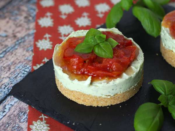 Αλμυρό cheesecake μιας μερίδας με βασιλικό και ντοματίνια: νόστιμη ιδέα για μπουφέ και απεριτίφ - Προετοιμασία βήμα 10