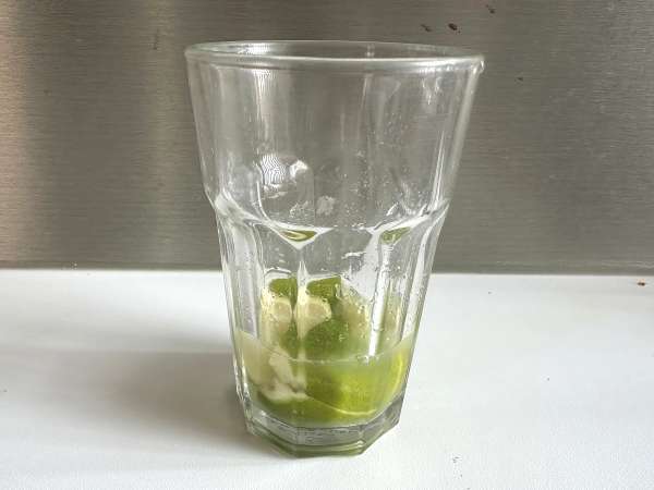 Λεμόνι Caipirinha: το εύκολο στη παρασκευή βραζιλιάνικο ποτό χωρίς σέικερ κοκτέιλ - Προετοιμασία βήμα 4