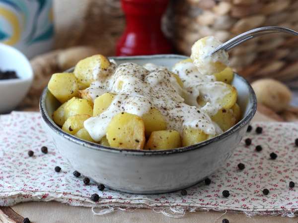 Κρεμώδεις ψητές πατάτες cacio e pepe: το εύκολο συνοδευτικό πιάτο που τρελαίνει τους πάντες! - Προετοιμασία βήμα 8