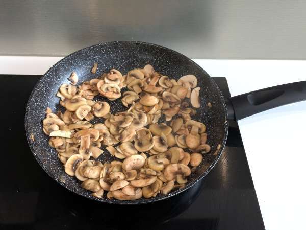Pasta al forno ai funghi: η τέλεια κρεμώδης και χορταστική συνταγή για το φθινόπωρο - Προετοιμασία βήμα 1