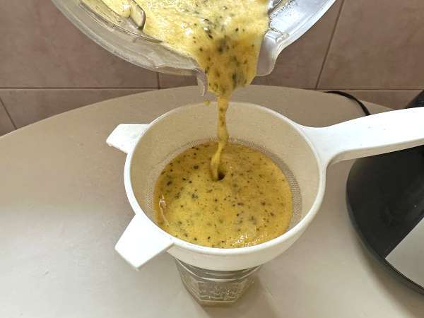 Caipirinha de maracujá batida: Η πιο κρεμώδης και δροσιστική εκδοχή του κλασικού βραζιλιάνικου ποτού. - Προετοιμασία βήμα 2