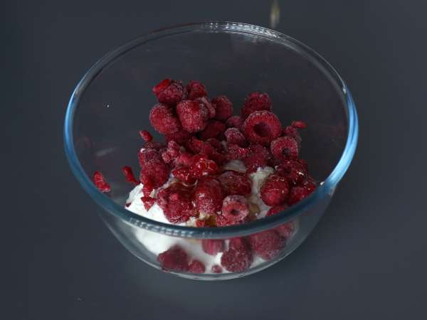 Skyr, παγωτό βατόμουρο και σοκολάτα. Το υγιεινό σνακ για τις ηλιόλουστες μέρες! - Προετοιμασία βήμα 1