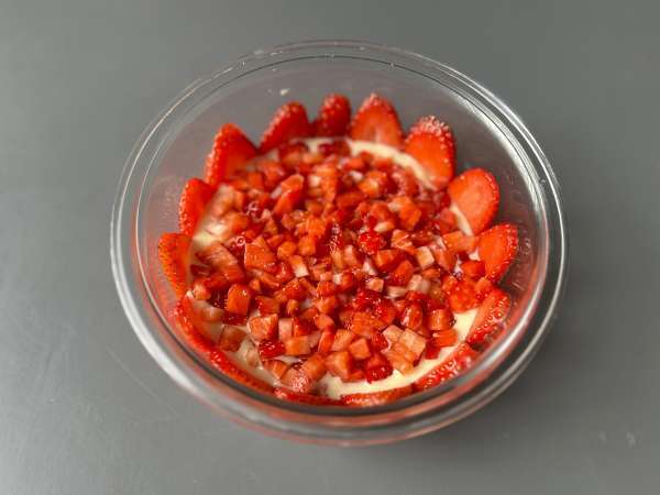 Pavê de morango, το βραζιλιάνικο επιδόρπιο από φράουλες και συμπυκνωμένο γάλα που τρώγεται καλύτερα κρύο - Προετοιμασία βήμα 6