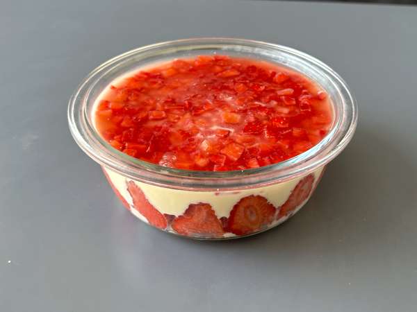 Pavê de morango, το βραζιλιάνικο επιδόρπιο από φράουλες και συμπυκνωμένο γάλα που τρώγεται καλύτερα κρύο - Προετοιμασία βήμα 11